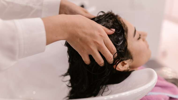 Lavage des extensions de cheveux