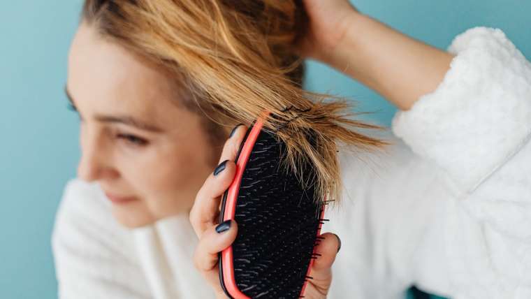 Les causes de la chute des cheveux et comment la traiter